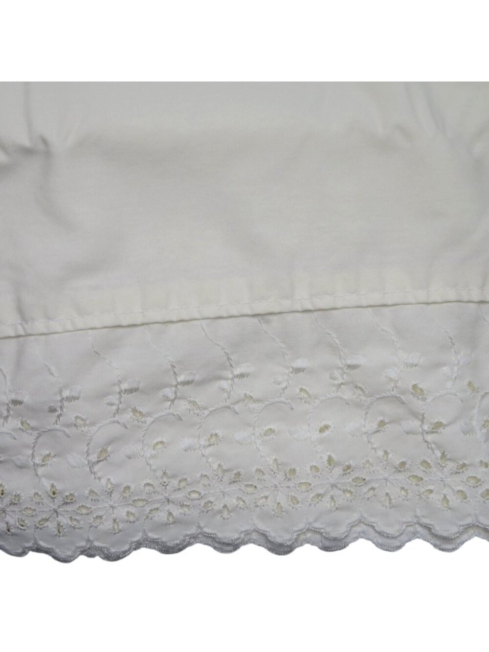 Pair of 2 Vintage Martha Stewart Everyday Standard Pillowcases Eyelet Scalloped